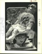 1991 Press Photo Sally Sinor prepares for Art in the Park Festival, Bogue Falaya
