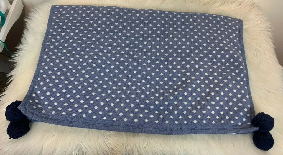 Manta Pottery Barn Kids Lovey azul blanco lunares pompones tejido polar 30x40 Foto 2 de 3