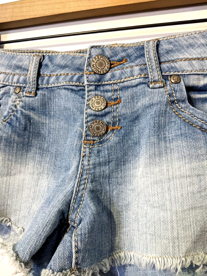 Pantalones Cortos de Denim Almost Famous Premium Juniors Talla 3 Corte Envejecido Usados en Excelente Condición Foto 3 de 4