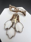 Vintage ‘50’s Crown Trifari Brooch Gold Tone White Milk Glass Flower Dangles — photo 5