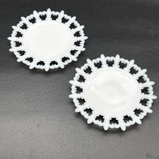 2 platos de vidrio de encaje dórico Westmoreland Milk Glass Company diseño flor de lis de colección