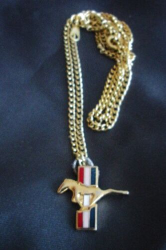 Collar Unisex Ford Mustang Pony Logotipo con Cadena Llena de Oro de 18 Quilates