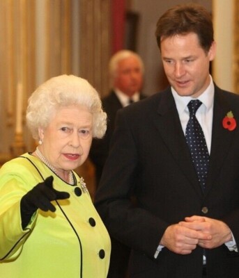 Queen Elizabeth II. & Liberaldemokrat Nick Clegg unsigniertes 10'' x 8'' Foto *5701