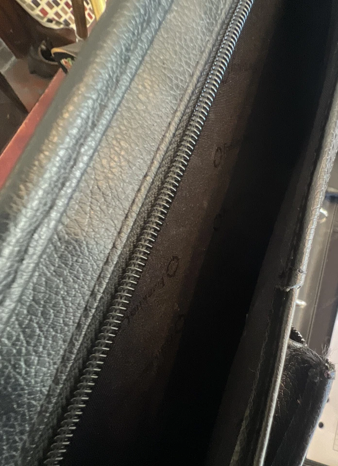 Maletín portafolio ejecutivo de cuero negro Franklin Covey con cremallera alrededor de archivo Foto 3 de 4