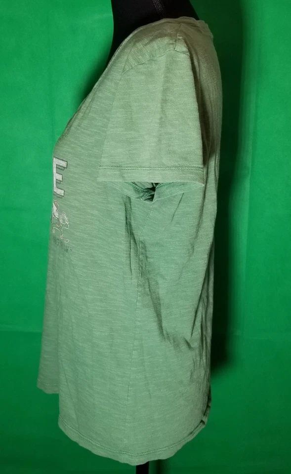 Camiseta grande de fútbol irlandés de lucha Notre Dame verde cuello en V '47 para mujer Foto 2 de 4