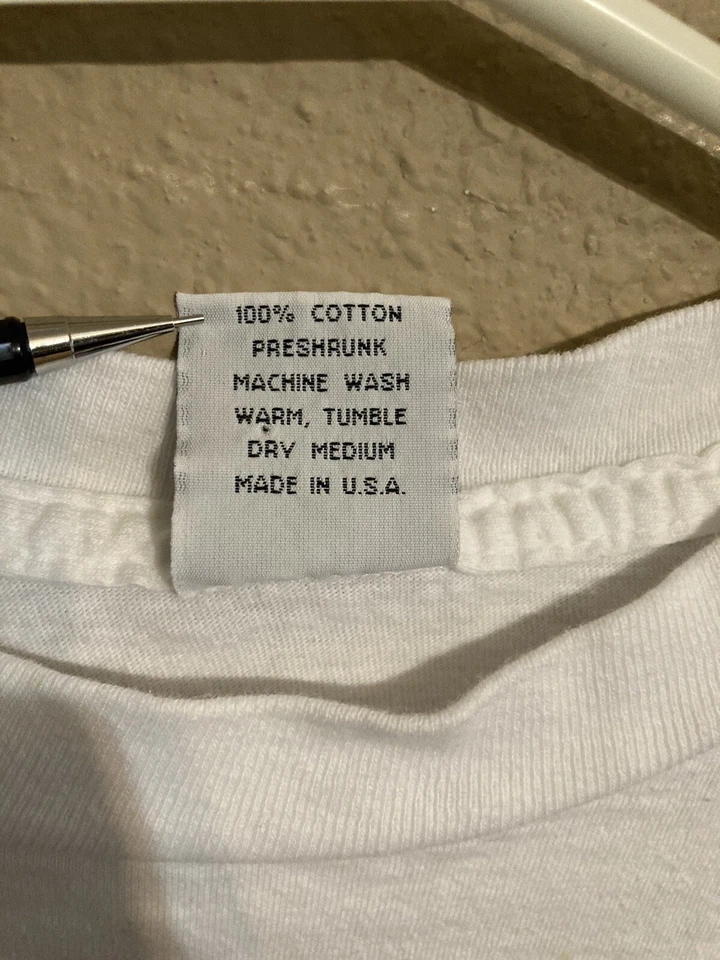 Camiseta vintage de los 90 con gráficos por gravedad arte en bicicleta hecha en EE. UU. Foto 4 de 4