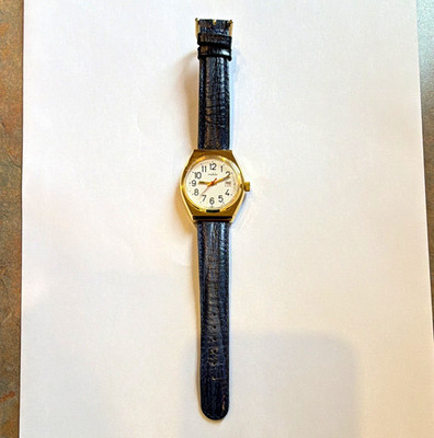 ruhla Armbanduhr Datum weißes Zifferblatt ,goldfarben ,Lederband original DDR