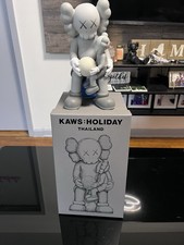 Preços baixos em KAWS KAWS Companion 1:6 figuras de ação de vinil