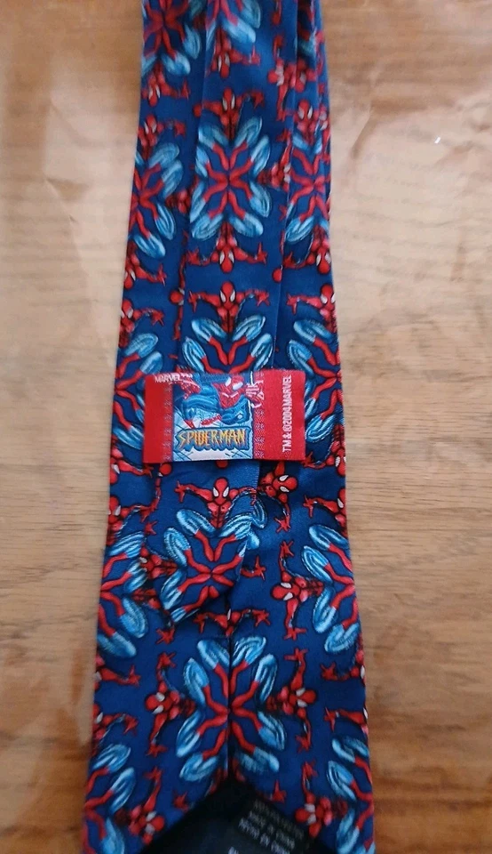 Corbata Marvel Vintage Spiderman para hombre. Ventiladores Spidey azul rojo con patrón de caleidescopio Foto 2 de 4