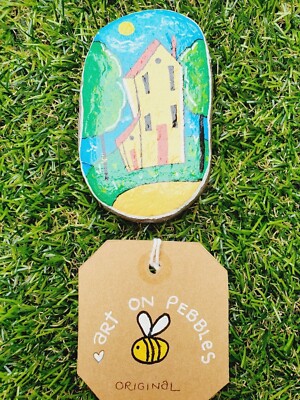 Original handbemalter Kieselstein Felsen Naive Kunst Hübsches Bauernhaus am Hügel 