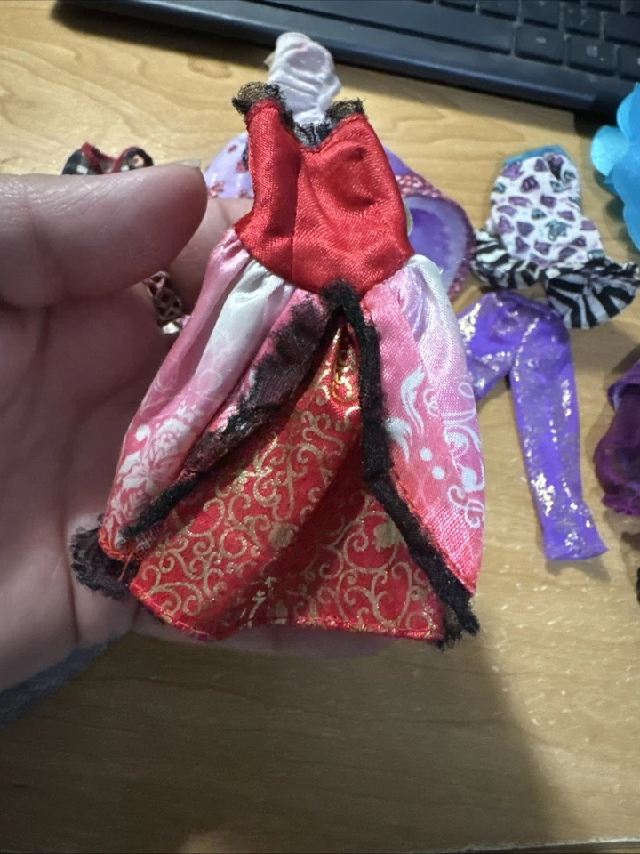 Lote de 9 piezas de ropa de muñeca de repuesto EVER AFTER varios años/personajes Mattel Foto 4 de 4