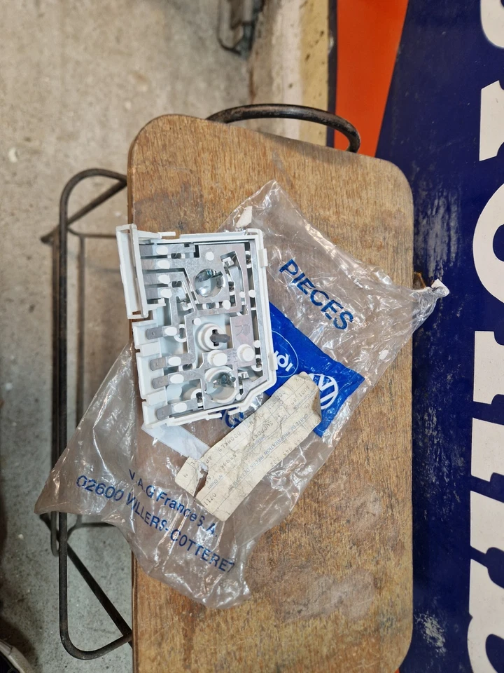 NOS PLATINE FEU ARRIÈRE DROIT AUDI 80 893945222 - Photo 3/4