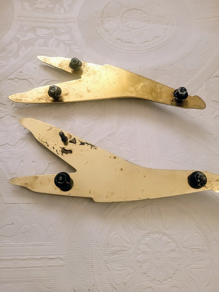 1961 Chrysler Imperial OEM Par Quarto Painel Emblema Acabamento Exterior  - Imagem 2 de 4