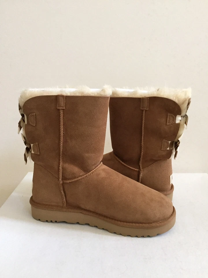 BOTA UGG CLÁSICA CORTA BAILEY BOW RAYAS CASTAÑO MUJER US 7 / EU 38 / UK 5.5 Foto 3 de 4
