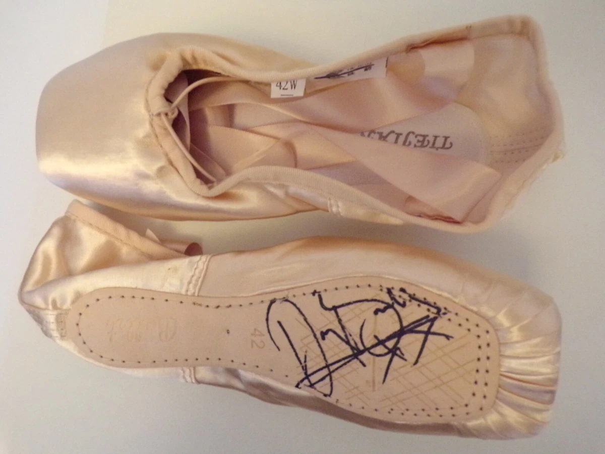 Darcey Bussell signed genuine signature autograph ballet shoes UACC RD AFTAL COA