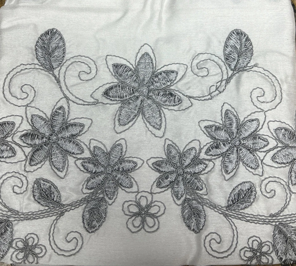 JUEGO DE 3 PIEZAS CORTINA COCINA BORDADA VENTANA GRIS (FLOR) 🔥ENVÍO GRATUITO 🔥 Foto 2 de 2