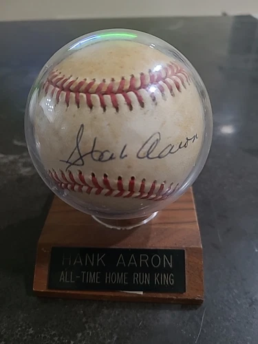 HANK AARON 🔥 Beckett COA AUTOGRAPH (MLB)  BASEBALL • W/COA  / CASE