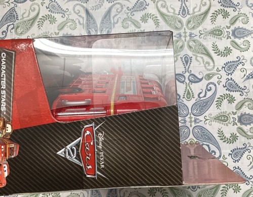 DISNEY PIXAR CARS DOUBLE DECKER BUS LIGHTNING MCQUEEN MATER 3 PACK Sealed - Picture 8 of 9