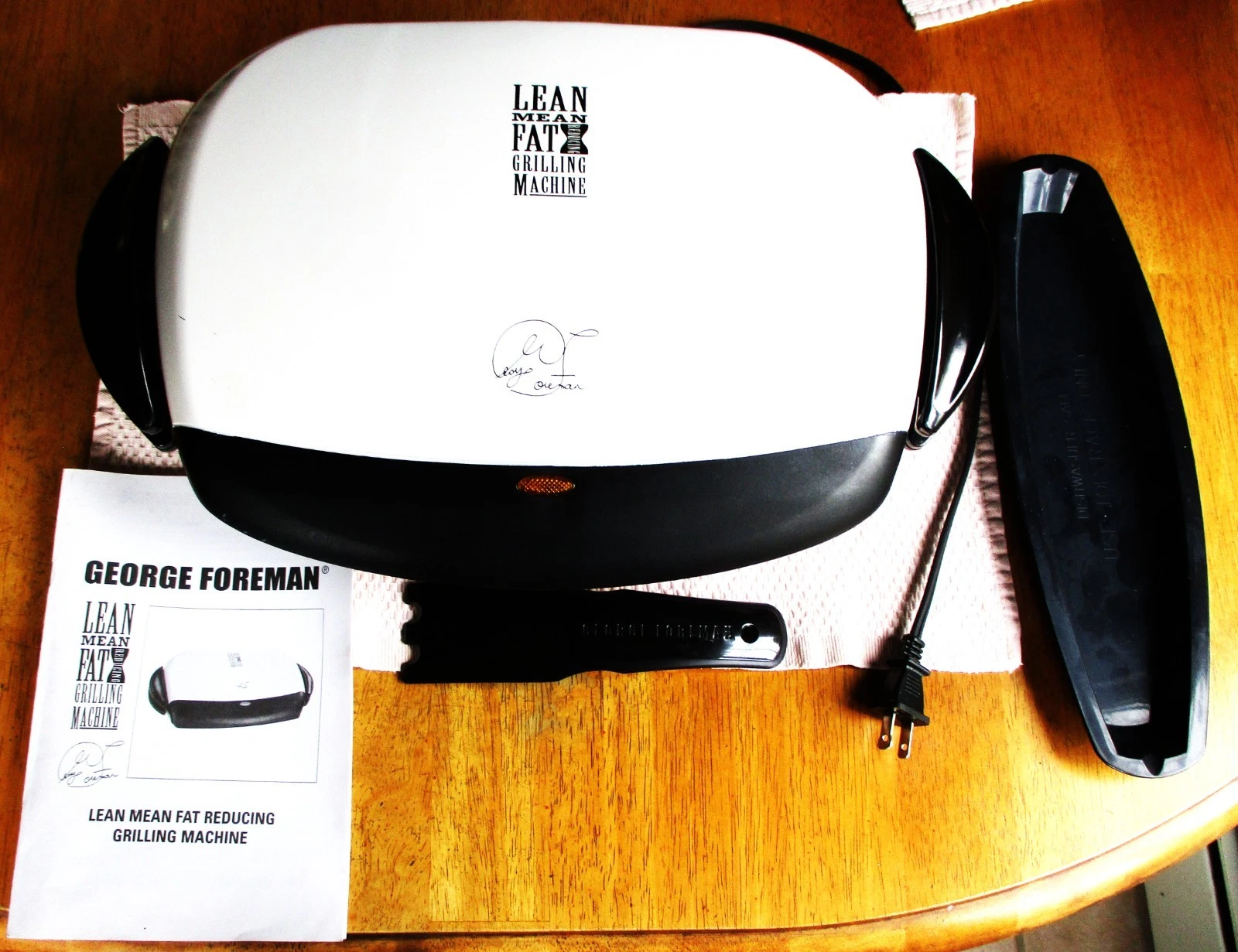 GEORGE FOREMAN GRILLING MACHINE, WHITE, MODEL GRP4A. PREOWNED.