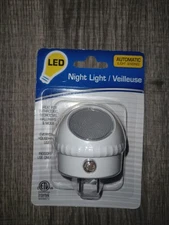 Night Light LED White.Plug in with Auto Sensor White Light Sensing Brand New