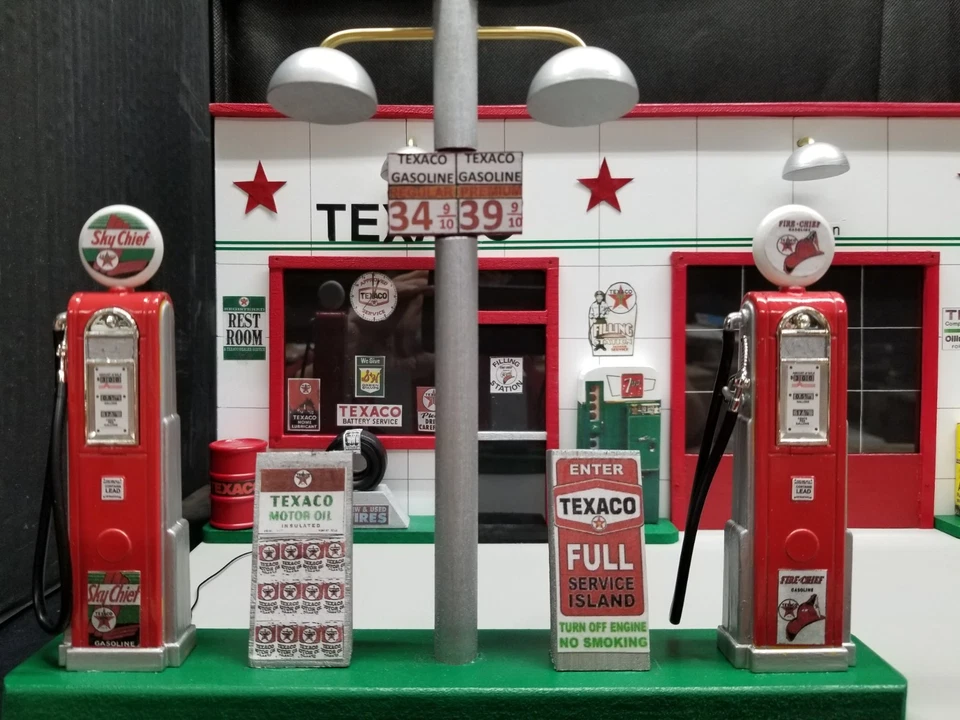 TEXACO POSTO DE GASOLINA DIANTEIRO COM 2 BOMBAS ILHA DIORAMA, 1:18, FEITO À MÃO, NOVO - Imagem 3 de 4