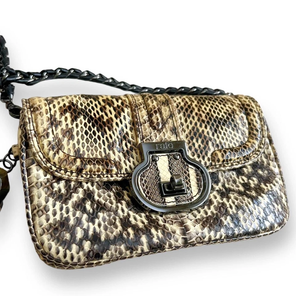 RAFE 黑色和奶油色蛇皮皮革链条流苏迷你斜挎包 — 第 3/4 张图片