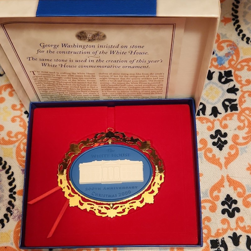 The White House 200th Anniversary Christmas 2000 Metal Oval Ornament w/ Box