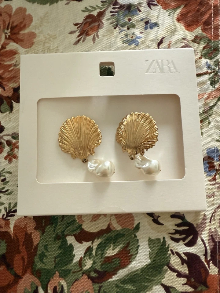 Pendientes colgantes ZARA mujer imitación perlas y concha marina con textura dorada playa costera Foto 4 de 4