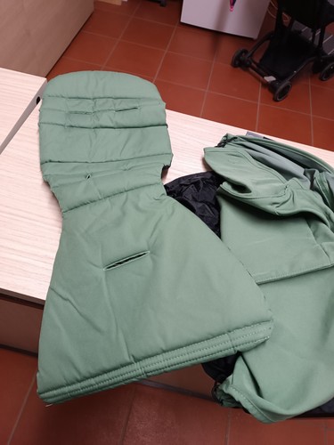 Passeggino BABYZEN YOYO Telaio Nero + Rivestimento nero più ricambio verde - Foto 8 di 9