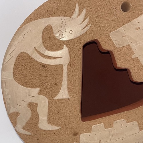 Jemez Pueblo / SW Indian – Dish w/ Kokopelli and Pueblo Bldgs - Lawrence Yepa - Picture 3 of 14