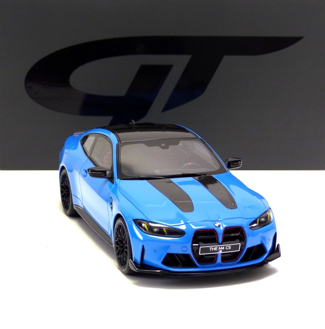 BMW M4 CS G82 Riviera Blue 1/18 par GT Spirit, une miniature d'exception pour collectionneur