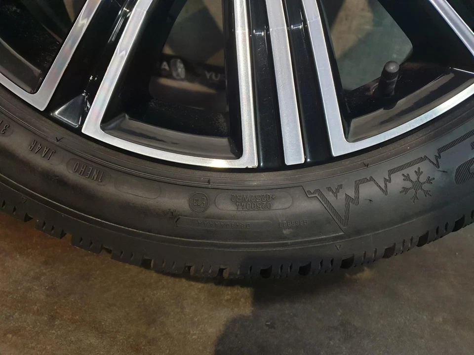 Volvo V60 S60 1038 Jantes alluminio pneumatico Hiver 235/45 R 18 2024 31471312 Dunlop - Immagine 3 di 4