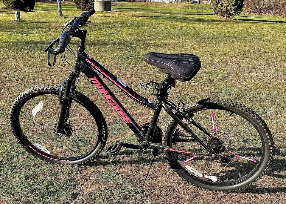 Bicicleta de montaña Mongoose Excursion con rueda de 24 pulgadas 21 velocidades - negra Foto 2 de 2