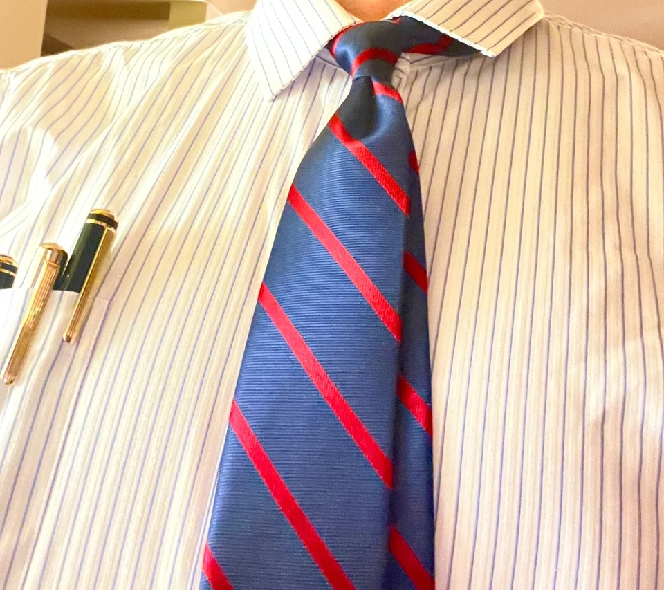 Corbata delgada Never Been Kissed Oak Island azul y rojo a rayas Foto 3 de 4
