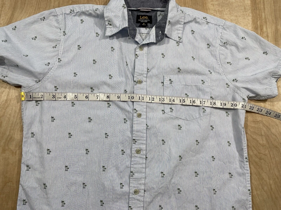 Camisa Lee abotonada para hombre talla mediana azul a rayas con diseño de palmeras Foto 3 de 4
