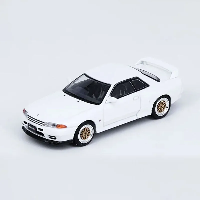 Inno64 1/64 Nissan Skyline GTR R32 Crystal White with Extra Wheels Diecast  Scale