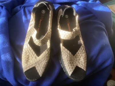 Bernie Mev Gold Metallic 41 EUR  Comfi  Woven Peep Toe Sandals Shoes EXCELLENT