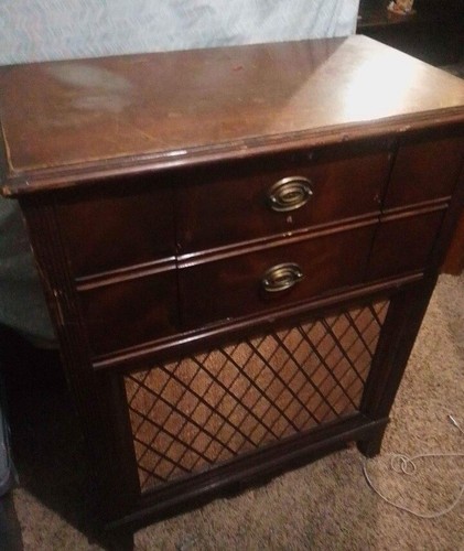 1940 Silverstone AM/FM radio in good condition