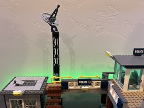 LEGO CITY: Swamp Police Station (60069) - 95% Complete w/ minifigs!