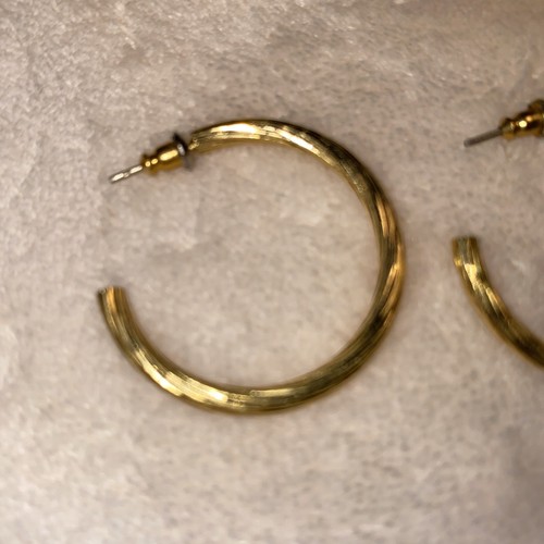 Vintage Gold Tone Costume Hoop Earrings 1 3/8” 32mm - Picture 2 of 4