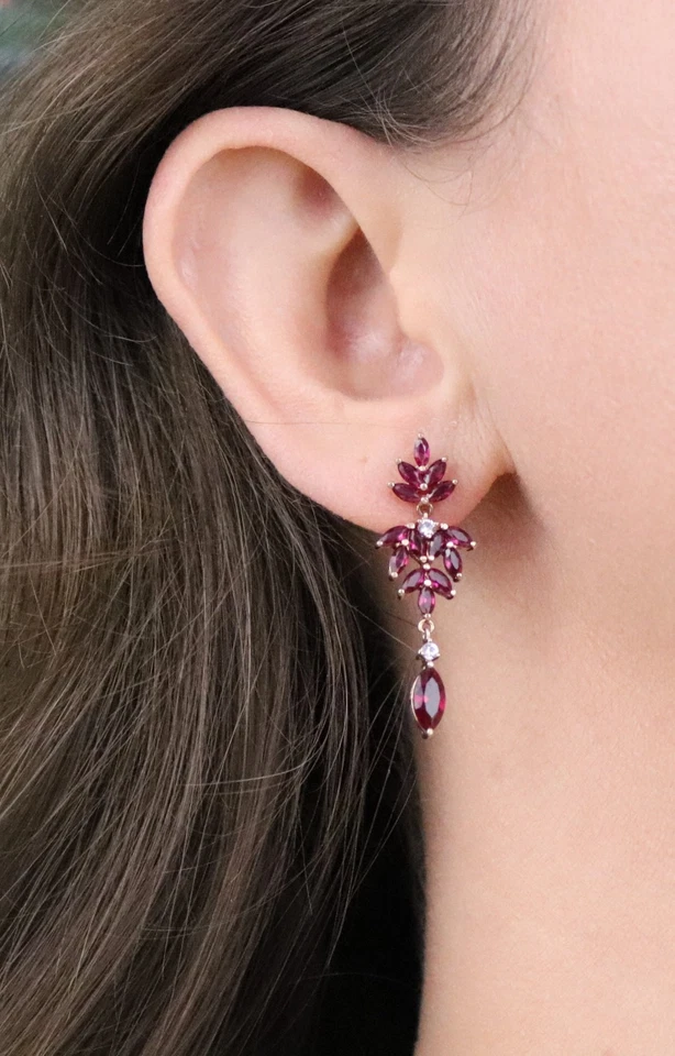 Pendientes colgantes de topacio blanco y rubí de oro rosa de 18k creados en laboratorio de 1,5" Foto 2 de 4