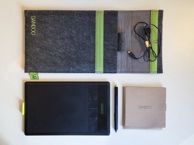 Wacom Bamboo CTH-470 Grafiktablet USB mit Stift, Zubehör und passender Hülle 