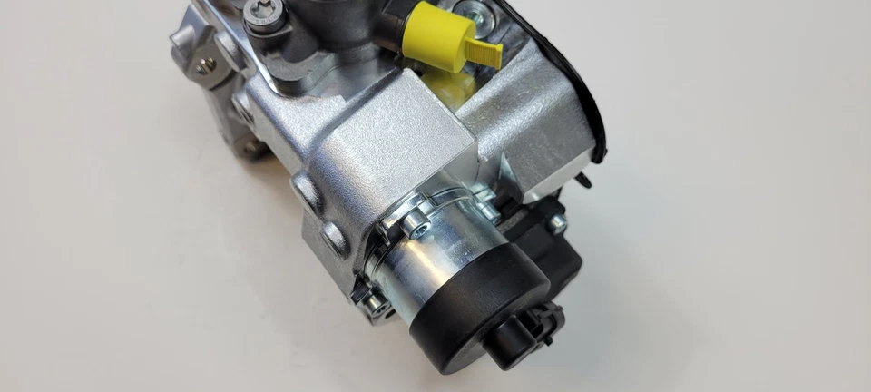 Detroit Diesel OEM Fuel Pump High Pressure Injection Pump A4720902150 - Image 4 of 4