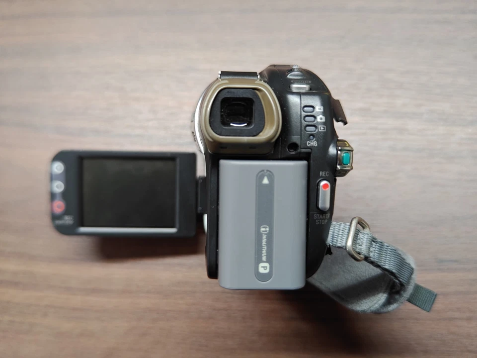 Sony Handycam DCR-DVD92 Mini DVD Standard Definition Video Camera Silver - Photo 3/4