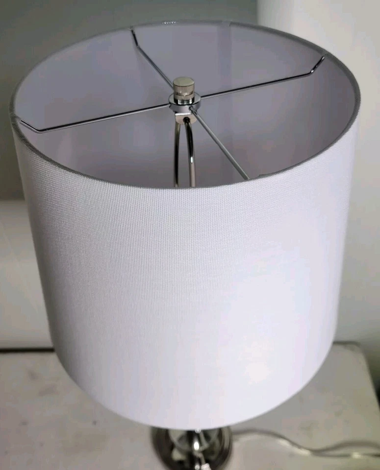 LUMINÁRIA DE MESA RALPH LAUREN FARRAH CORTE CRISTAL COLUNA DE VIDRO GRAVADO com SOTAQUE PRATA - Imagem 2 de 4