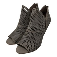 Stivaletti stiletto alla caviglia Vince Camuto VC-Vatena US 9 M Mesa Taupe Nubuck taglio laser