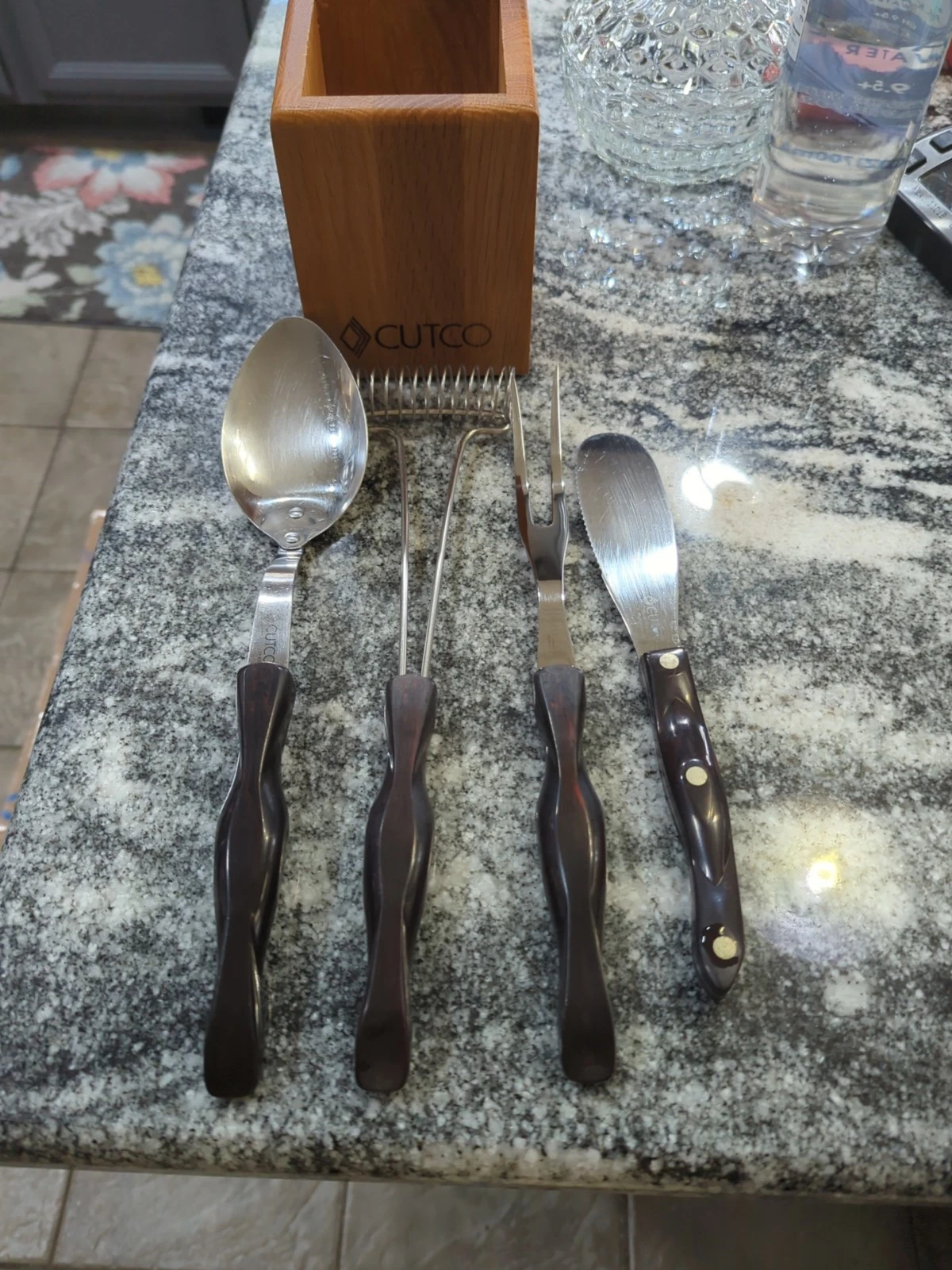 Cutco 4 Piece Kitchen Utensil Set & Wooden Holder Whisk Spoon Spreader Fork