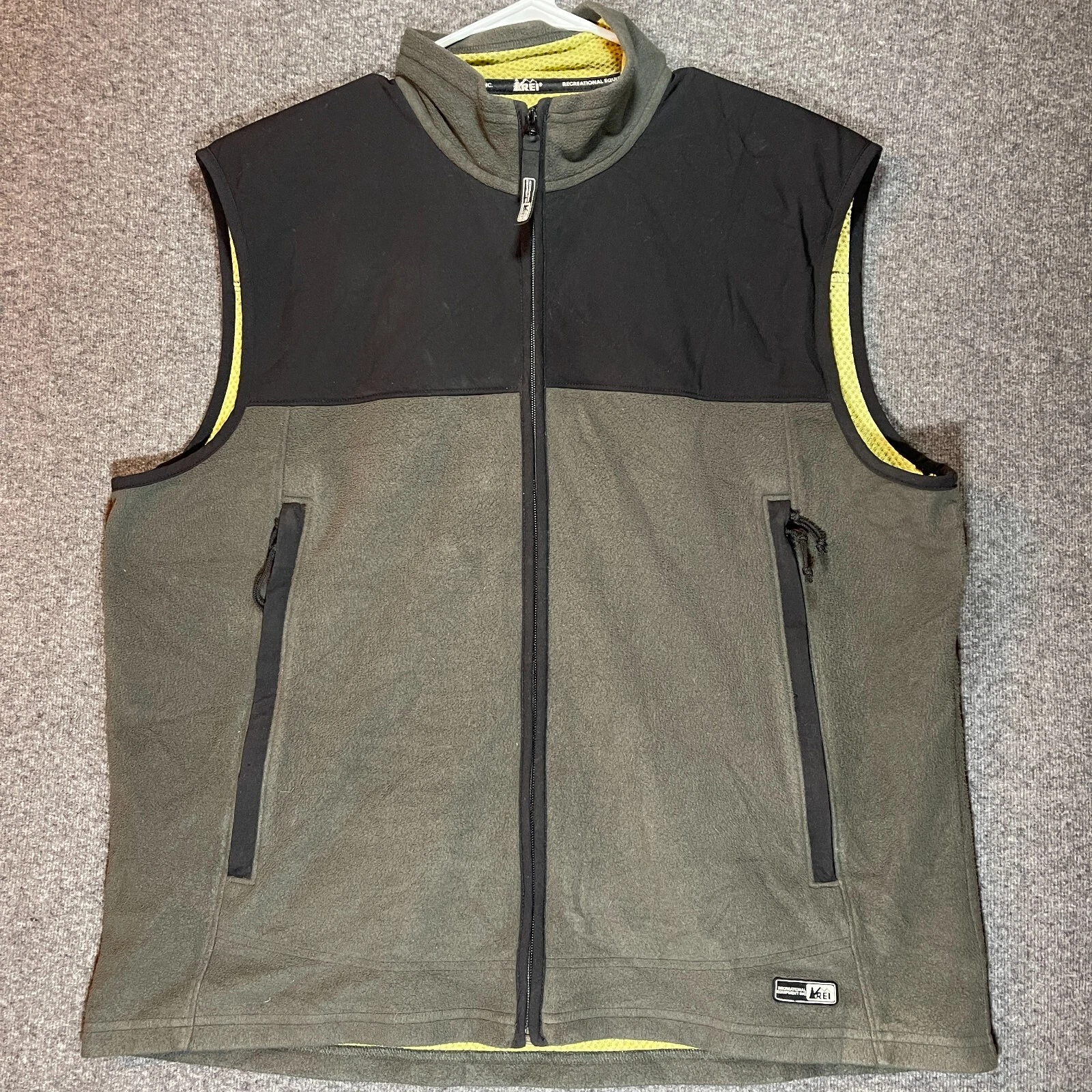 REI Vest Adult Extra Large Green Black Two Tone Full Zip Pockets Outdoor Mens.