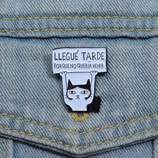 1pcs 'Llegue Tarde Porque No Queria Venir' Funny Animal Enamel Pin Badge - NEW