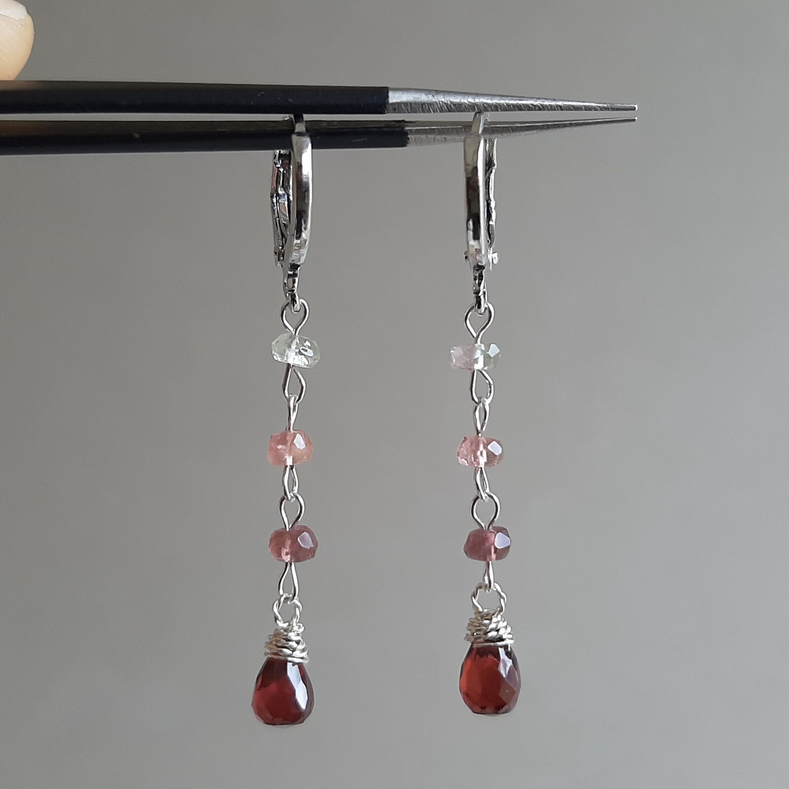 Créoles dormeuses en grenat et tourmaline rose, le cadeau idéal pour femme